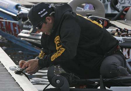 Michael Iaconelli unties his boat from the dock, after weighing in 12 pounds on Day One.