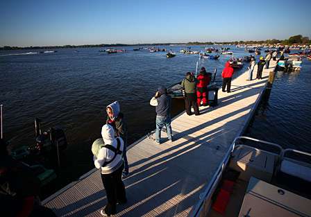 Spectators and fans lined up along the dock to cheer on their favorite pros early this morning.