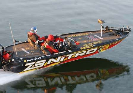 VanDam speeds to a bank in Lake Harris where he has managed a consistent performance each day.
