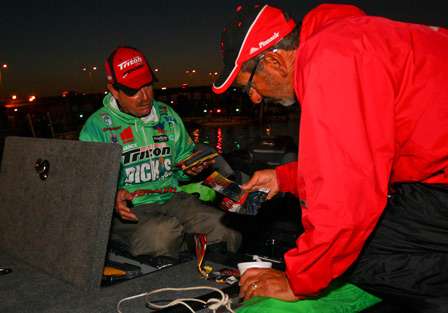 Paul Elias and Shaw Grigsby swapped some soft plastics before launch time. 