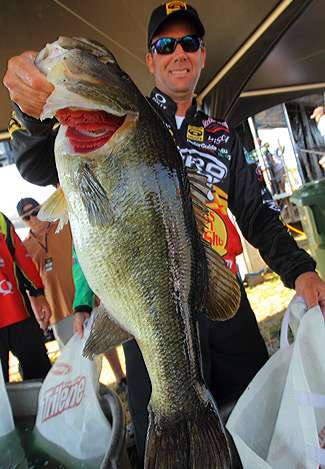 Kevin VanDam shows off the big bass of Day Two, a 9-5.