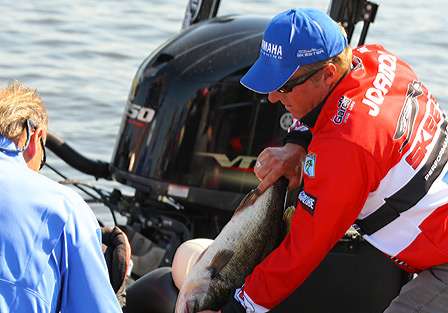 Kelly Jordon carefully loads his bass into the weigh-in bag.