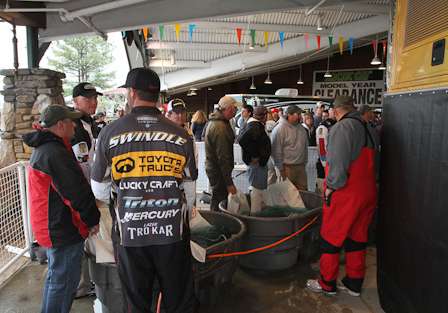 Anglers start to line up behind the stage shortly before the final weigh-in.
