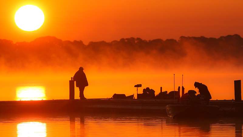 <p>
	A brilliant Florida sunrise greeted anglers as it burned off the morning mist hanging over the Harris Chain of Lakes.</p>
