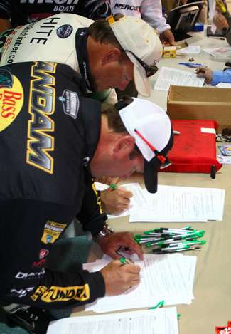 Kevin VanDam and Davy Hite register for the Alabama Charge. 