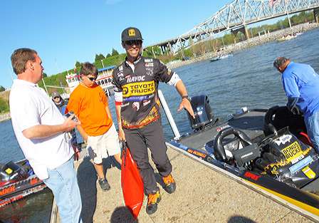 Mike Iaconelli lugs in his bag.