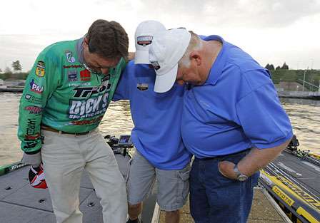 Grigsby leads two of the Marshals in a prayer before the final-day launch.