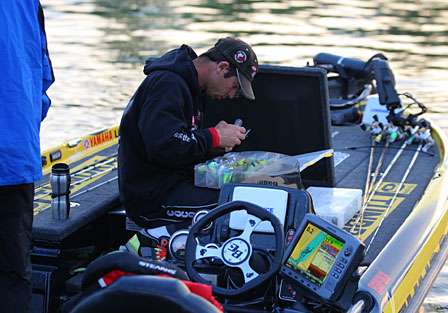 Mike Iaconelli adjusts one of his crankbaits on Day Four.