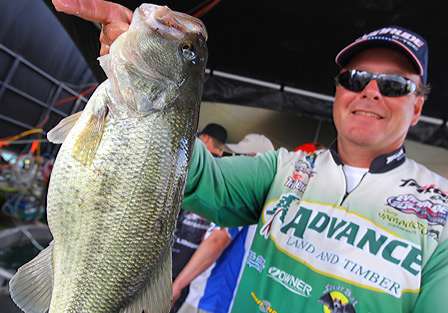 Hite shows off backstage on Day Two...and takes the lead.