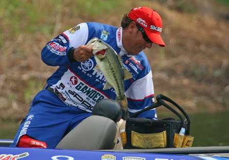 This fish will help Rojas as he attempts to hold onto his 2-pound lead.