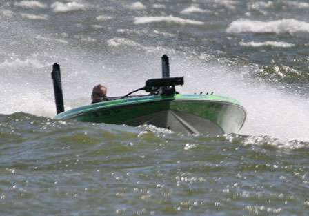 Scott Ashmore rides a wave to the check-in dock on the second day of competition.