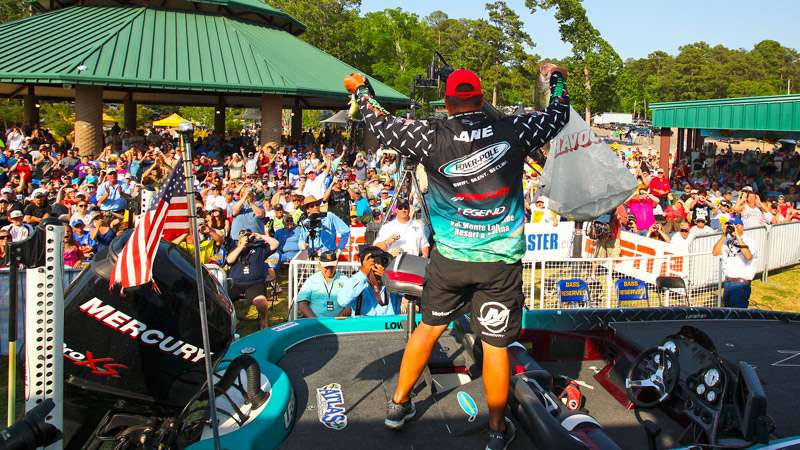 <p>
	Chris Lane plays to the enthusiastic crowd by showing his fish at the Toledo Bend weigh-in. <span style=