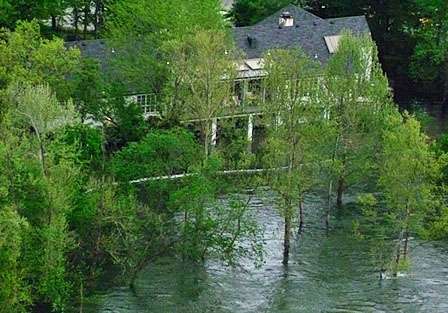 <p>
	Some large homes face big waters.</p>
