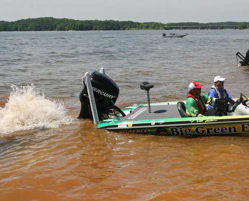 <p>
	J Todd Tucker gives a big push to beach his boat for the Day One weigh-in of the Pride of Georgia.</p>
