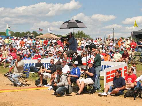 <p>
	A large crowd was on hand in La Grange, Ga., to see their favorite Elite Series anglers weigh in.</p>
