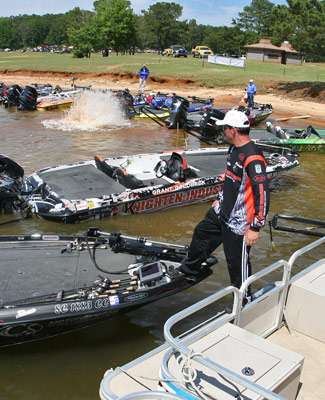 <p>
	Grant Goldbeck looks to leapfrog his way to his boat while Steve Kennedy kicks up a big wake near the bank.</p>
