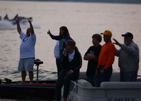 <p>
	A group of fans cheer and wave as the Elite Series anglers pass by them.</p>

