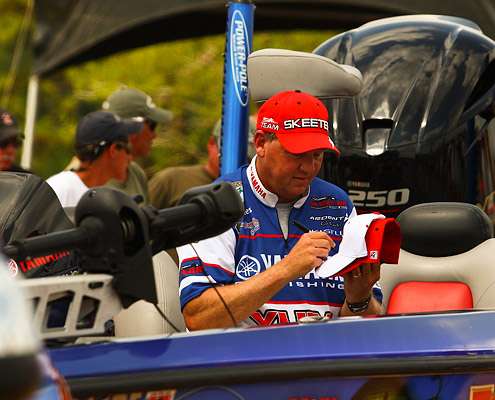 <p>
	Toyota Tundra Bassmaster Angler of the Year leader Alton Jones signs autographs before the Pride of Georgia weigh-in.</p>
