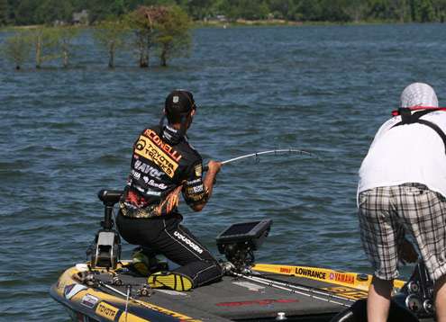 <p>
	Iaconelli plays the fish carefully around the front of his boat.</p>
