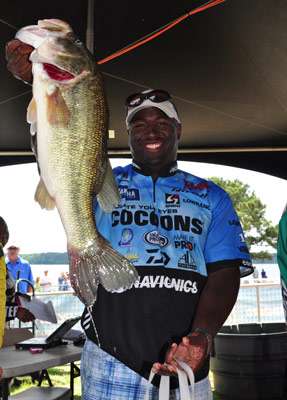 <p>
	Ish Monroe displays the biggest bass he caught Friday, helping him make the top-50 cut in third place.</p>

