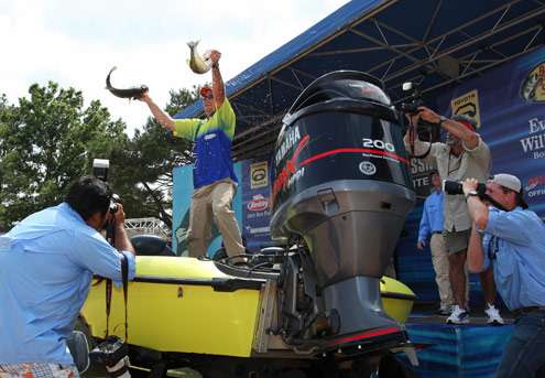 <p>
	Kennedy displays his fish as Bassmaster.com photographers circle the boat for a closer look.</p>

