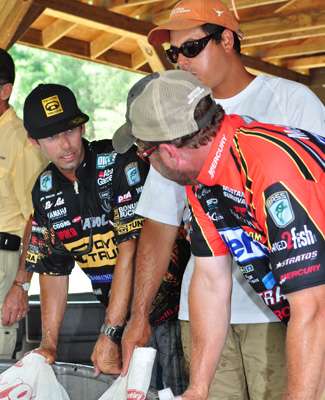 <p>
	Michael Iaconnelli, Mike McClelland and Dean Alexander talk about their days on the water prior to weighing in.</p>
