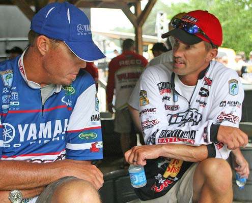 <p>
	Edwin Evers and Russ Lane chat while waiting at the tanks on Day Three of the Evan Williams Bourbon Carolina Clash.</p>
