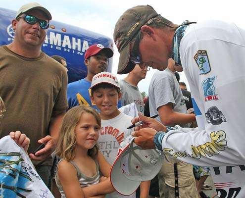 <p>
	Local favorite Casey Ashley signs autographs for fans after taking over the lead on Saturday.</p>
