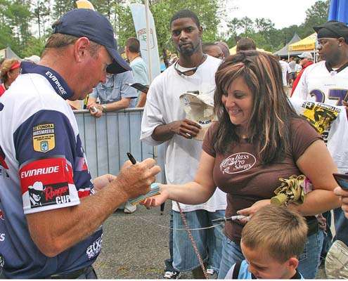 <p>
	David Walker, fishing in his first year on the Elite Series, signs autographs backstage.</p>
