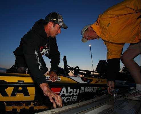 <p>
	Michael Iaconelli gets a hand as he maneuvers his boat to the take-off dock.</p>
