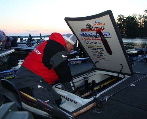 <p>
	Tommy Biffle digs out his equipment for the final day.</p>
