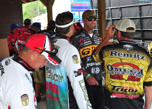 <p>
	Anglers gather at the bag line for the Day One weigh-in of the Evan Williams Bourbon Carolina Clash.</p>
