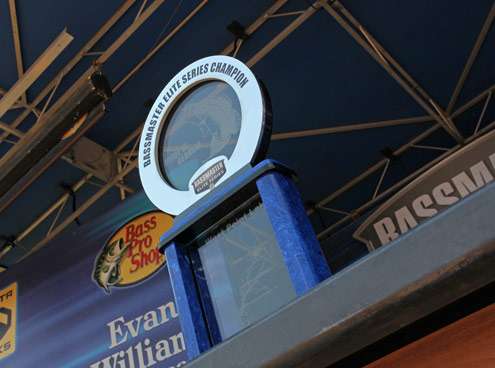 <p>
	The Pride of Georgia trophy stood on the stage prior to the start of Sundayâs weigh-in.</p>
