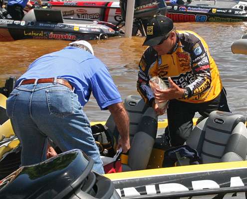 <p>
	Terry Scroggins muscles a big largemouth into his bag on Thursday.</p>
