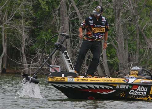 <p>
	Mike Iaconelli pulls up the trolling motor to make a move on Saturday.</p>
