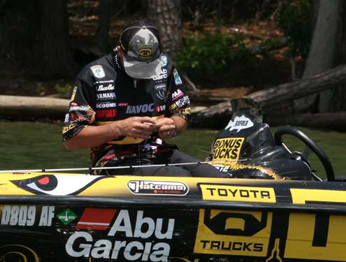 <p>
	Iaconelli takes some time to re-rig a soft-plastic jerkbait.</p>
