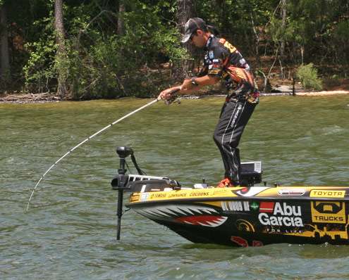 <p>
	Iaconelli plays the fish around his trolling motor.</p>
