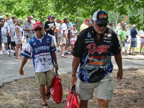 <p>
	Tommy Biffle and Brandon Palaniuk walk up the path to the Day Two weigh-in as fans look on.</p>
