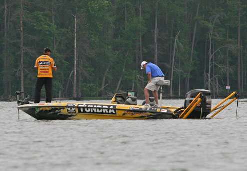 <p>
	Scroggins misses a fish and drops his Power Poles to seine the area.</p>
