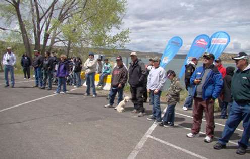 <p>
	Late afternoon sun didn't warm the day much, as spectators remained bundled up for Day One weigh-in.</p>
