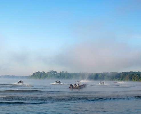 <p>
	Spectator boats give chase as VanDam makes a move.</p>
