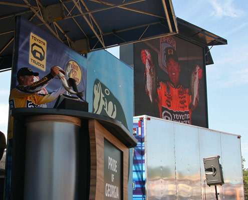 <p>
	Terry Scroggins shows off his catch both on the big screen and from the stage.</p>
