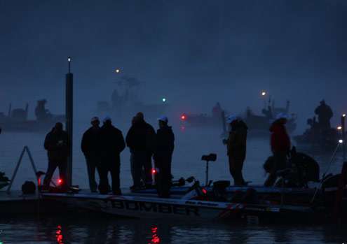 <p>
	Fog swirls around anglers and spectators alike as they wait for the launch to begin.</p>
