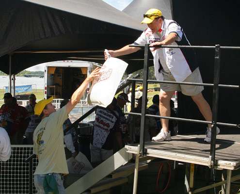 <p>
	Helpers handed off the fish to take them back to the live-release boat.</p>
