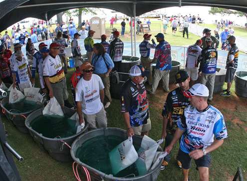 <p>
	A line of anglers waits at the tanks as the Day Two weigh-in of the Pride of Georgia continues.</p>
