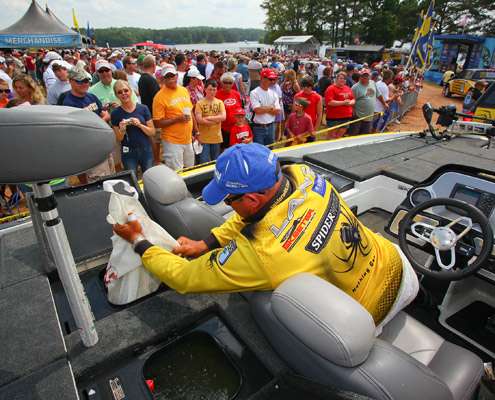 <p>
	Bobby Lane reaches into his livewell and pulls out his limit of fish as the crowd waits.</p>

