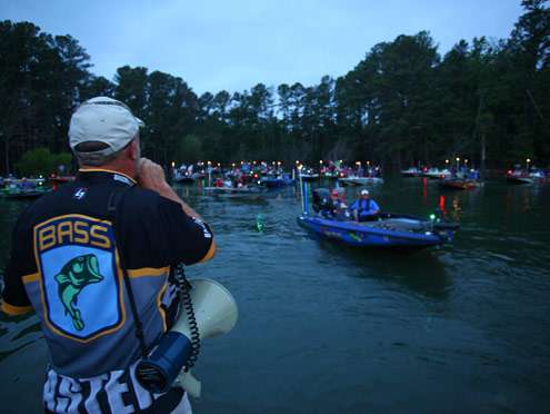 <p>
	A B.A.S.S. tournament official gets the anglers lined up for Day One take-off.</p>
