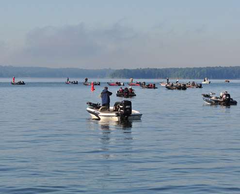 <p>
	Numerous spectators spent the day watching their favorite pros. These onlookers were part of a 22-boat gallery following Kevin VanDam.</p>
