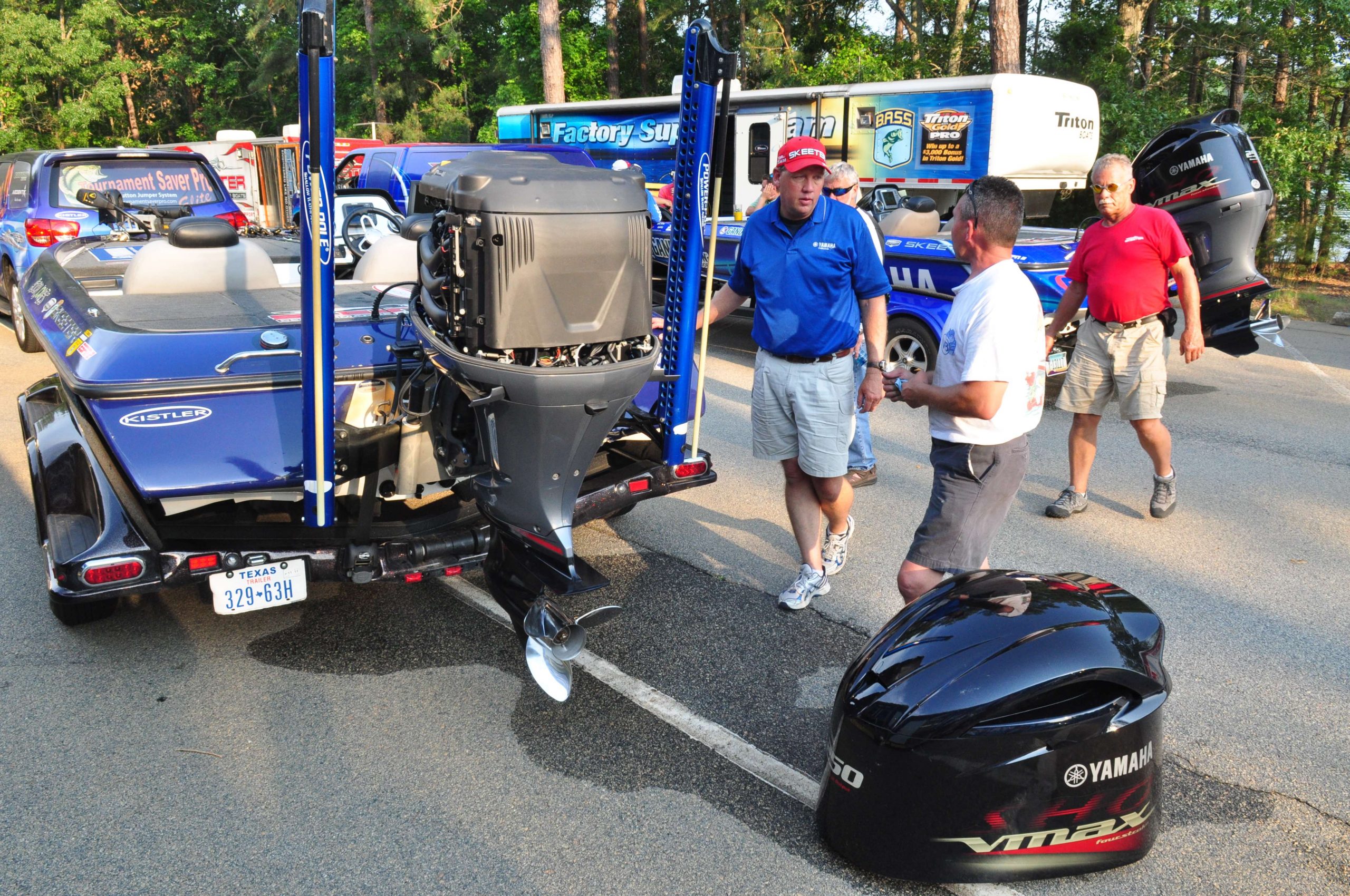 <p>
	At the Yamaha service trailer, Jones gets anew prop and checks the oil on his VMax SHO.</p>
