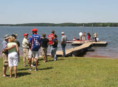 <p>
	Fans stand in line for a chance to demo ride in a Skeeter boat.</p>

